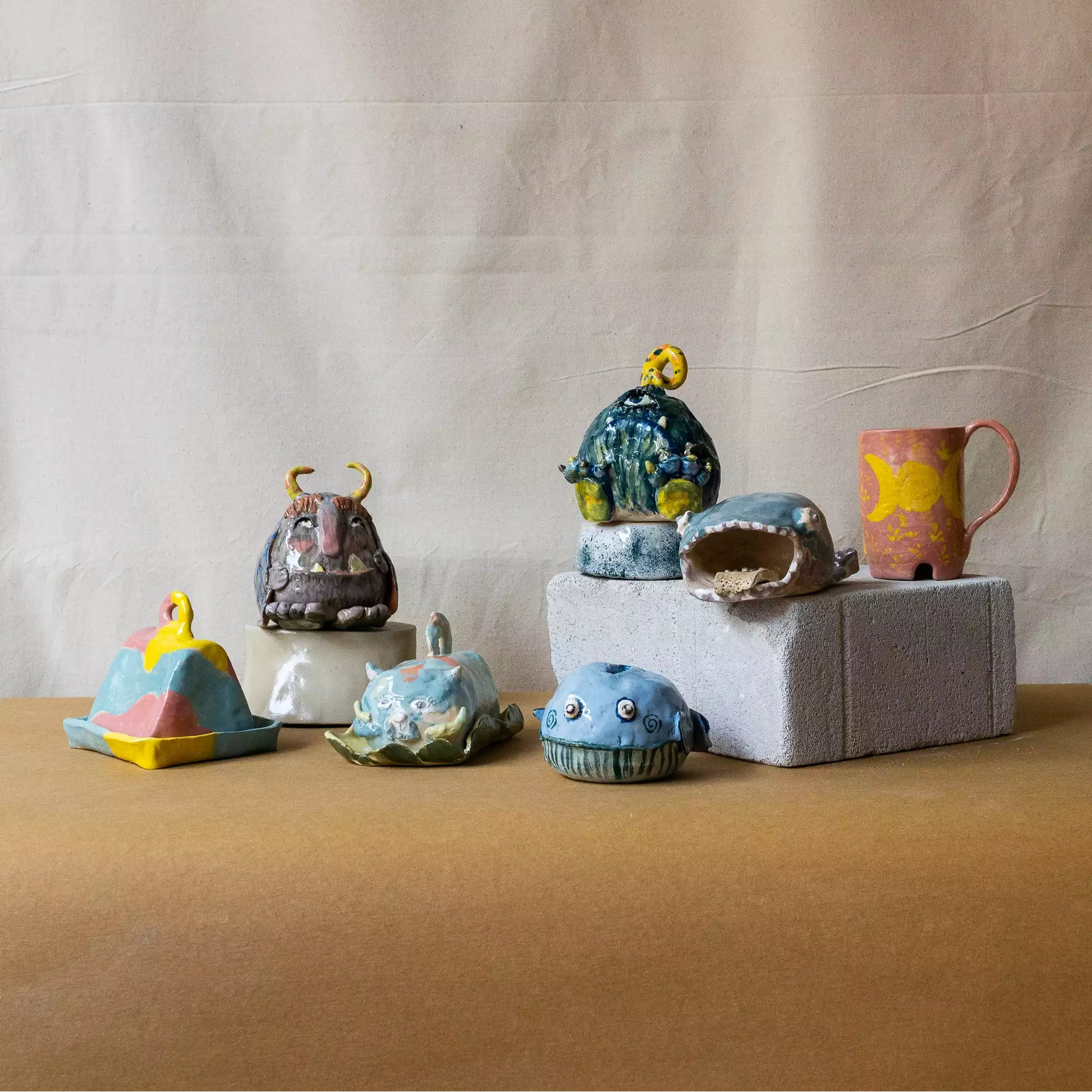 Zbiór kilku kolorowych, ceramicznych figurek wykonanych przez dzieci