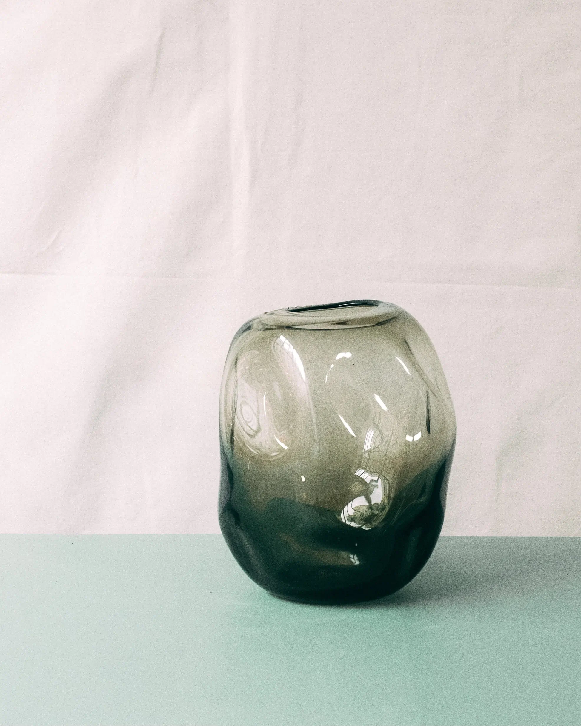 Szklany wazon Ganna Glass z gradientem od ciemnozielonego do przezroczystego - organiczny kształt