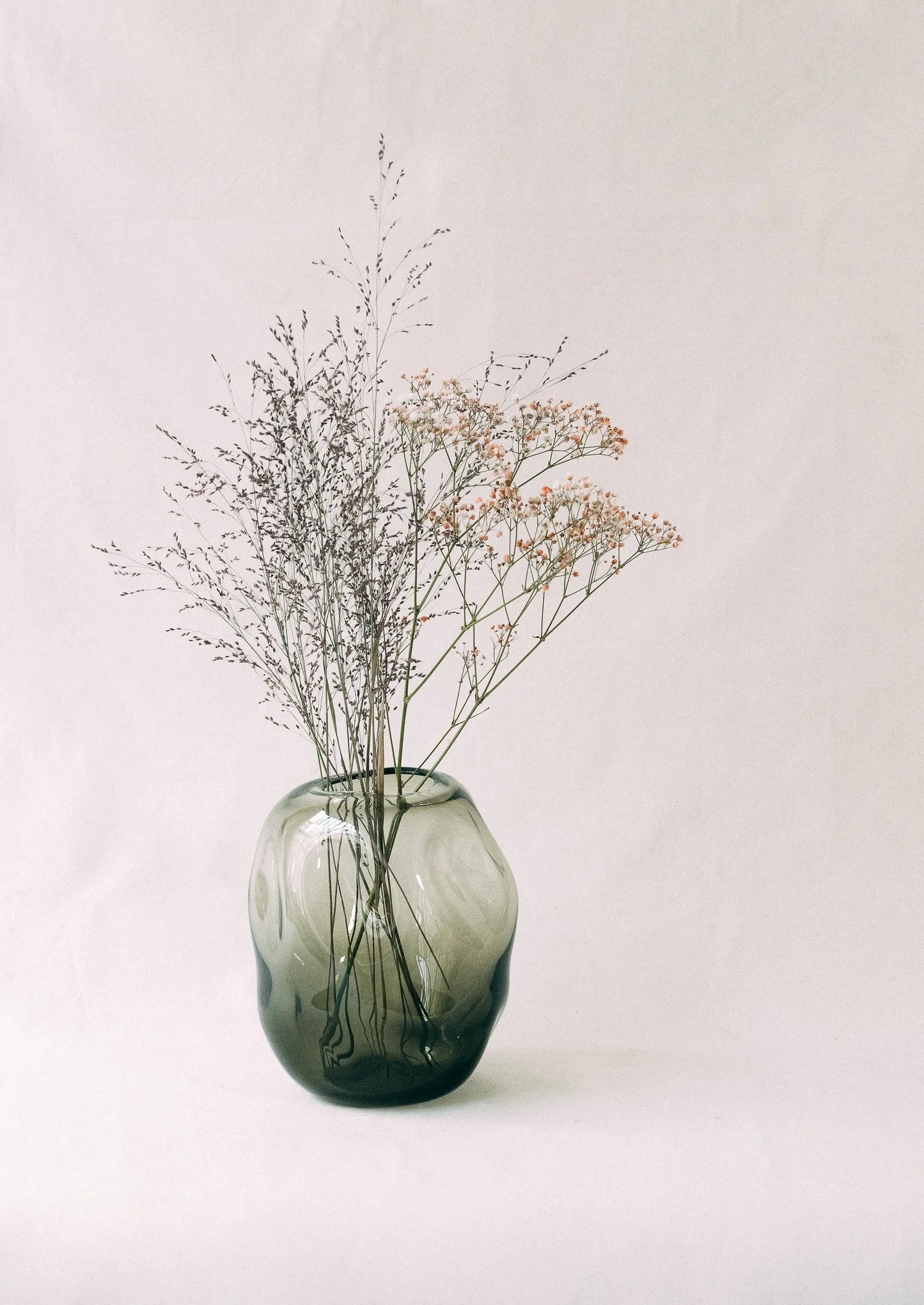 Szklany wazon Ganna Glass w kolorze dymnej zieleni z kwiatami - minimalistyczny design