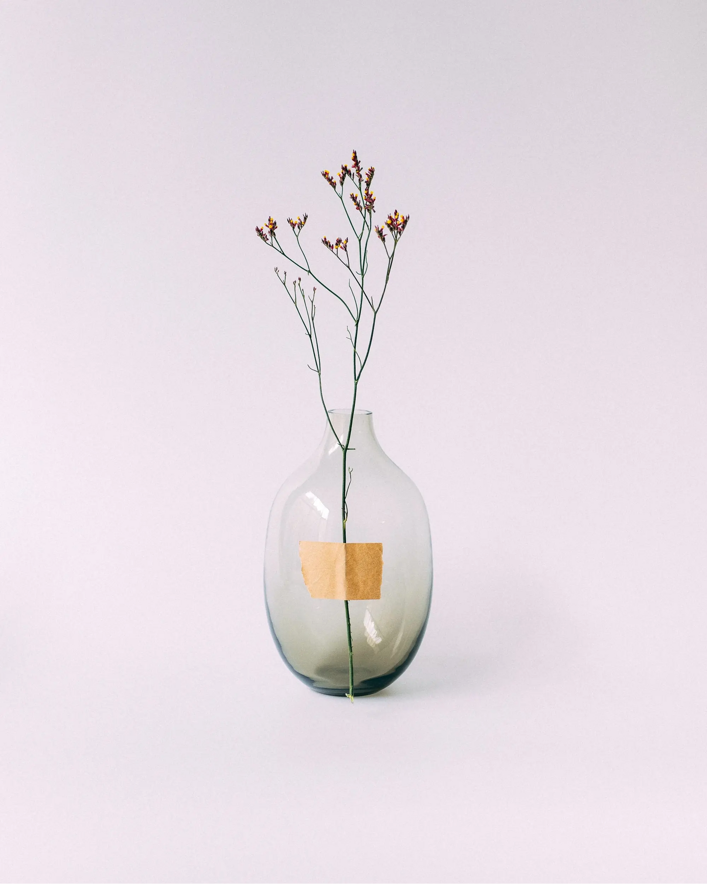 Szklany wazon Ganna Glass w kolorze zielonym prezentowany na neutralnym tle - rękodzieło szklane