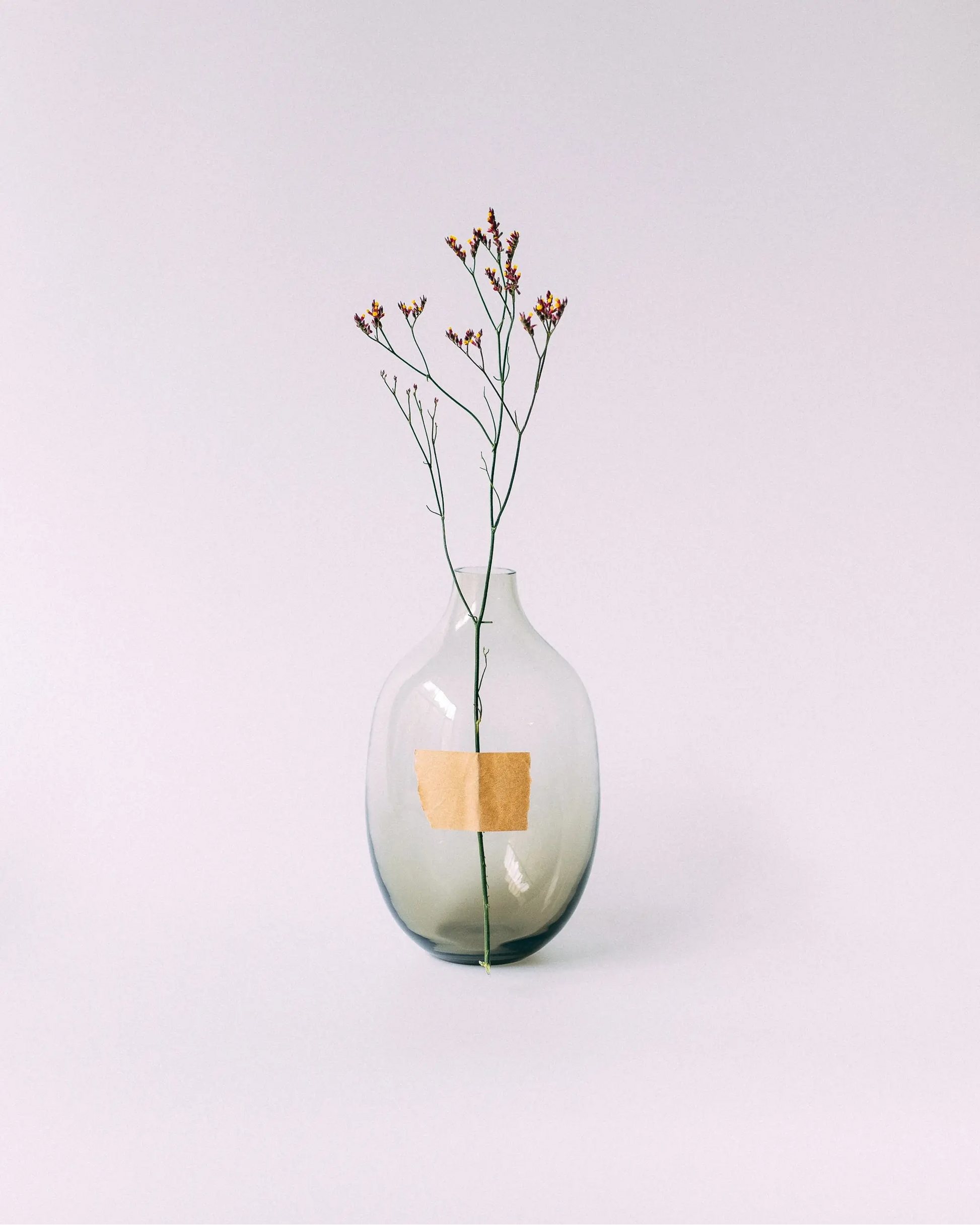 Szklany wazon Ganna Glass w kolorze zielonym prezentowany na neutralnym tle - rękodzieło szklane