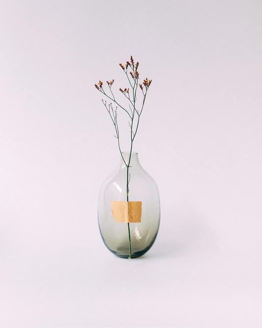 Szklany wazon Ganna Glass w kolorze zielonym prezentowany na neutralnym tle - rękodzieło szklane