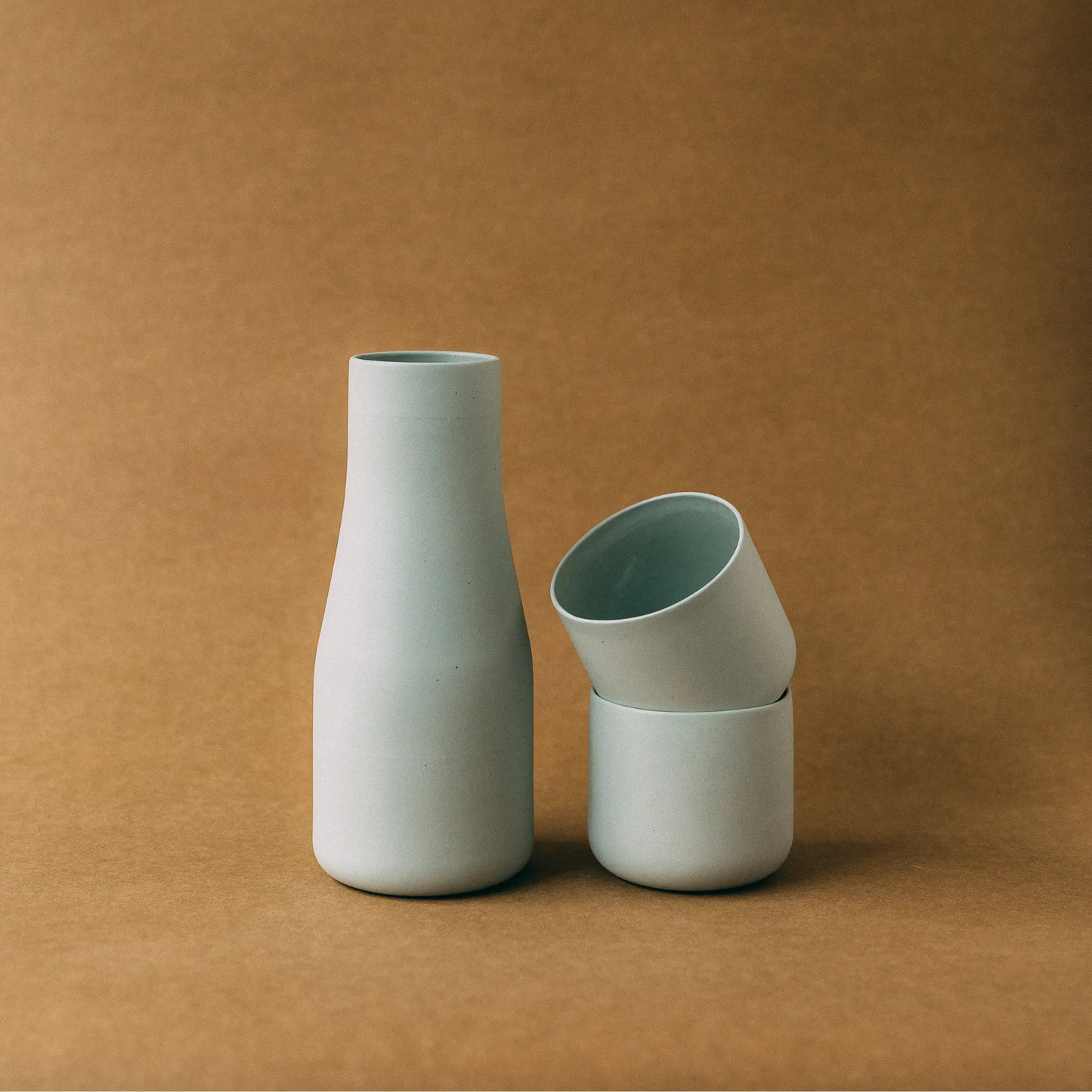 Ręcznie robiony ceramiczny zestaw karafka i filiżanki w matowej zieleni szałwiowej - kolekcja ZakwasTAP