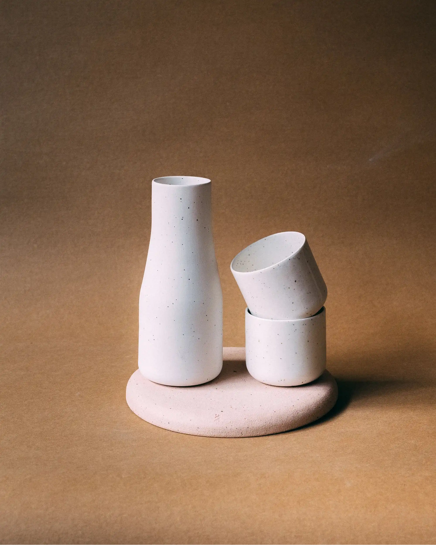 Ręcznie robiony ceramiczny zestaw karafka i filiżanki w białym kolorze - kolekcja ZakwasTAP