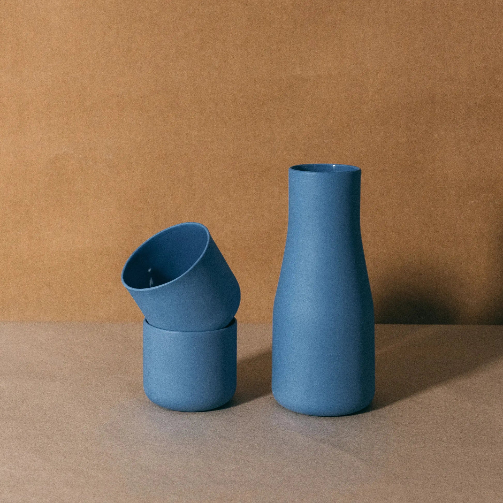 Ręcznie robiony ceramiczny zestaw karafka i filiżanki w matowym kobaltowym niebieskim kolorze - kolekcja ZakwasTAP