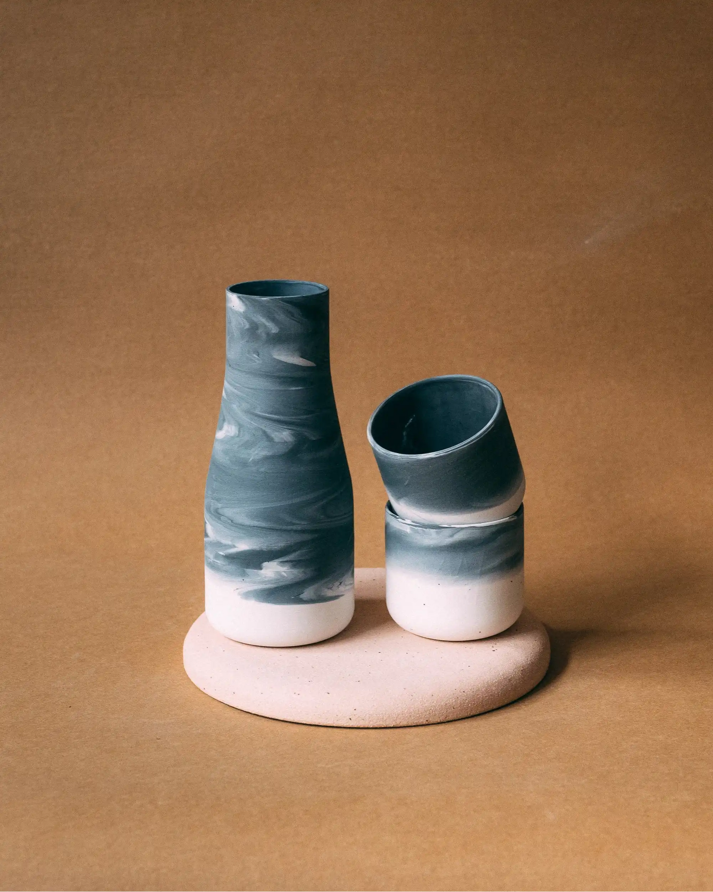 Ręcznie robiony ceramiczny zestaw karafka i filiżanki w grafitowym kolorze z białym dnem - kolekcja ZakwasTAP