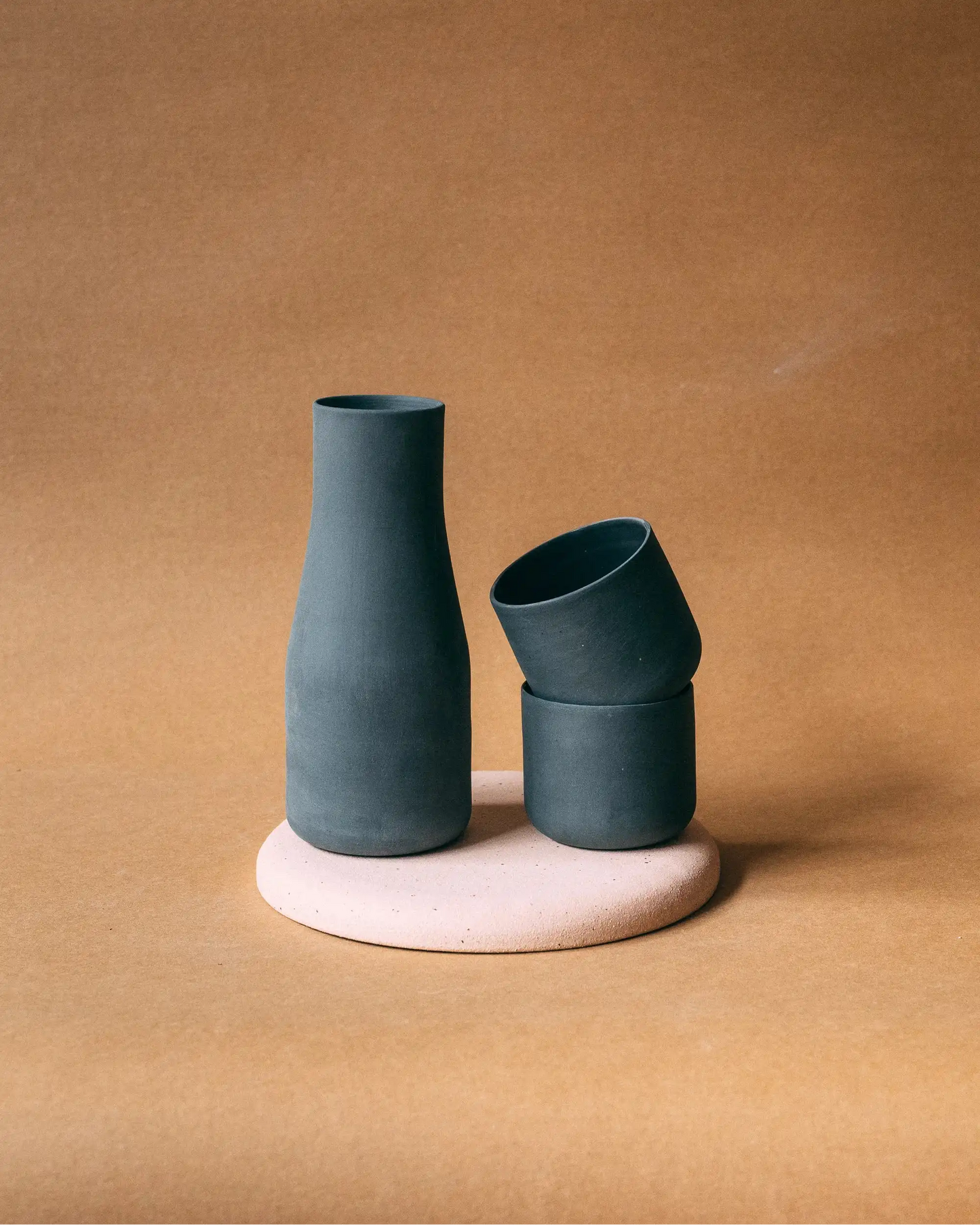 Ręcznie robiony ceramiczny zestaw karafka i filiżanki w matowym grafitowym kolorze - kolekcja ZakwasTAP