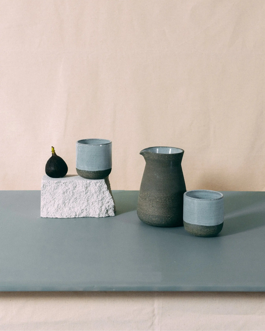 Zestaw kawowy ceramiczny w kolorze grafitowym  - kompozycja składająca się z dwóch czarek i serwera