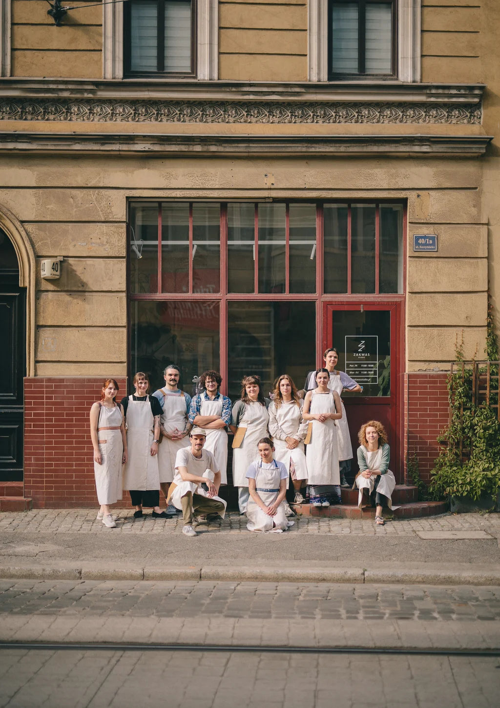 Zdjęcie zespołu przed budynkiem Zakwas Studio