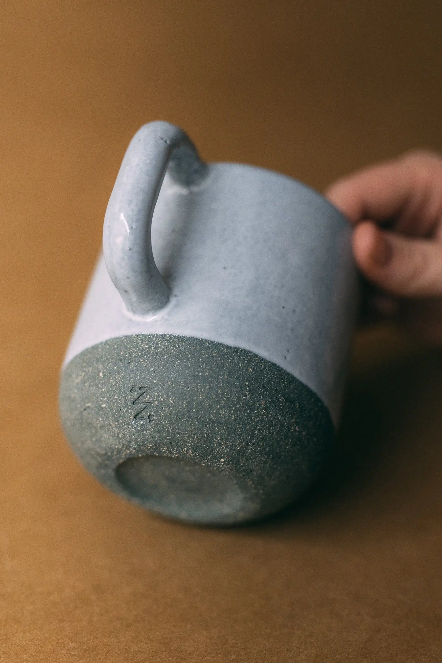Kubek ceramiczny z uchem w kolorze grafitowym - widok z dołu