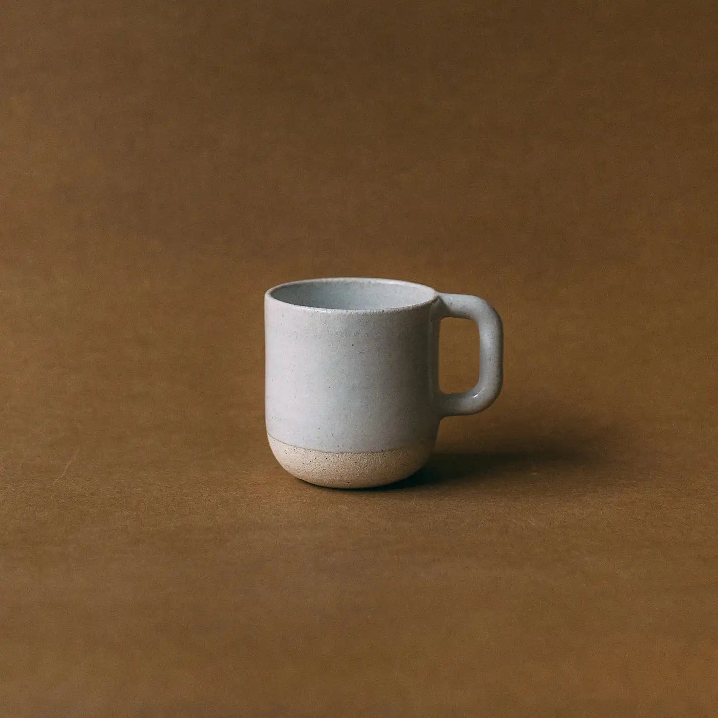 Kubek ceramiczny z uchem w kolorze beżowym - widok z boku