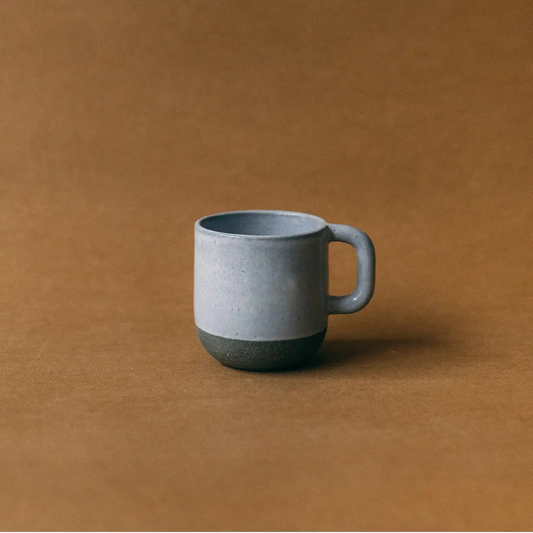 Kubek ceramiczny z uchem w kolorze grafitowym - widok z boku
