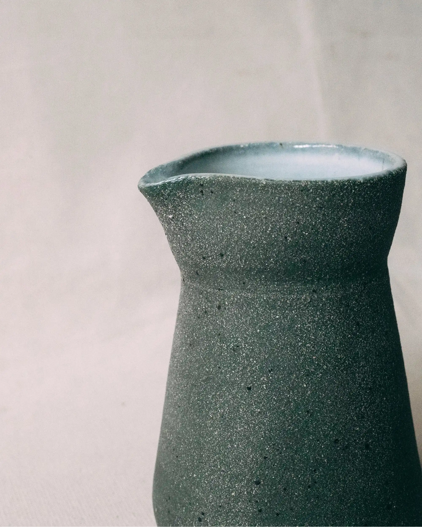 Serwer kawowy ceramiczny w kolorze grafitowym - zbliżenie