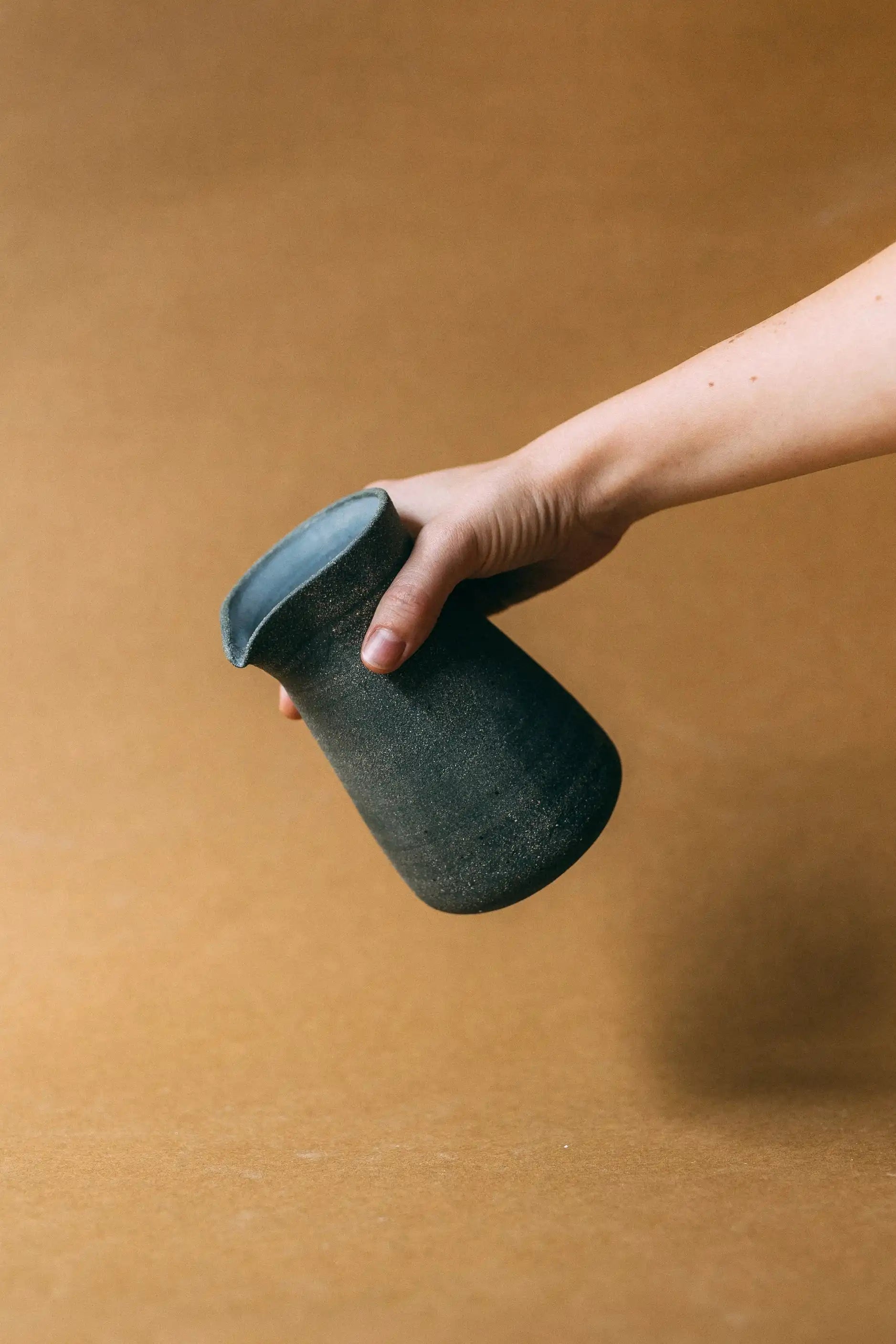 Dłoń prezentująca serwer kawowy ceramiczny w kolorze grafitowym