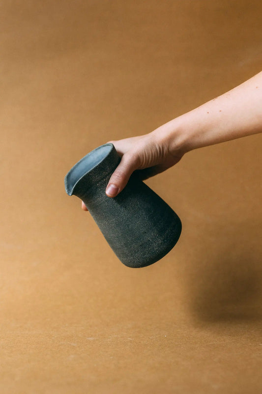 Dłoń prezentująca serwer kawowy ceramiczny w kolorze grafitowym