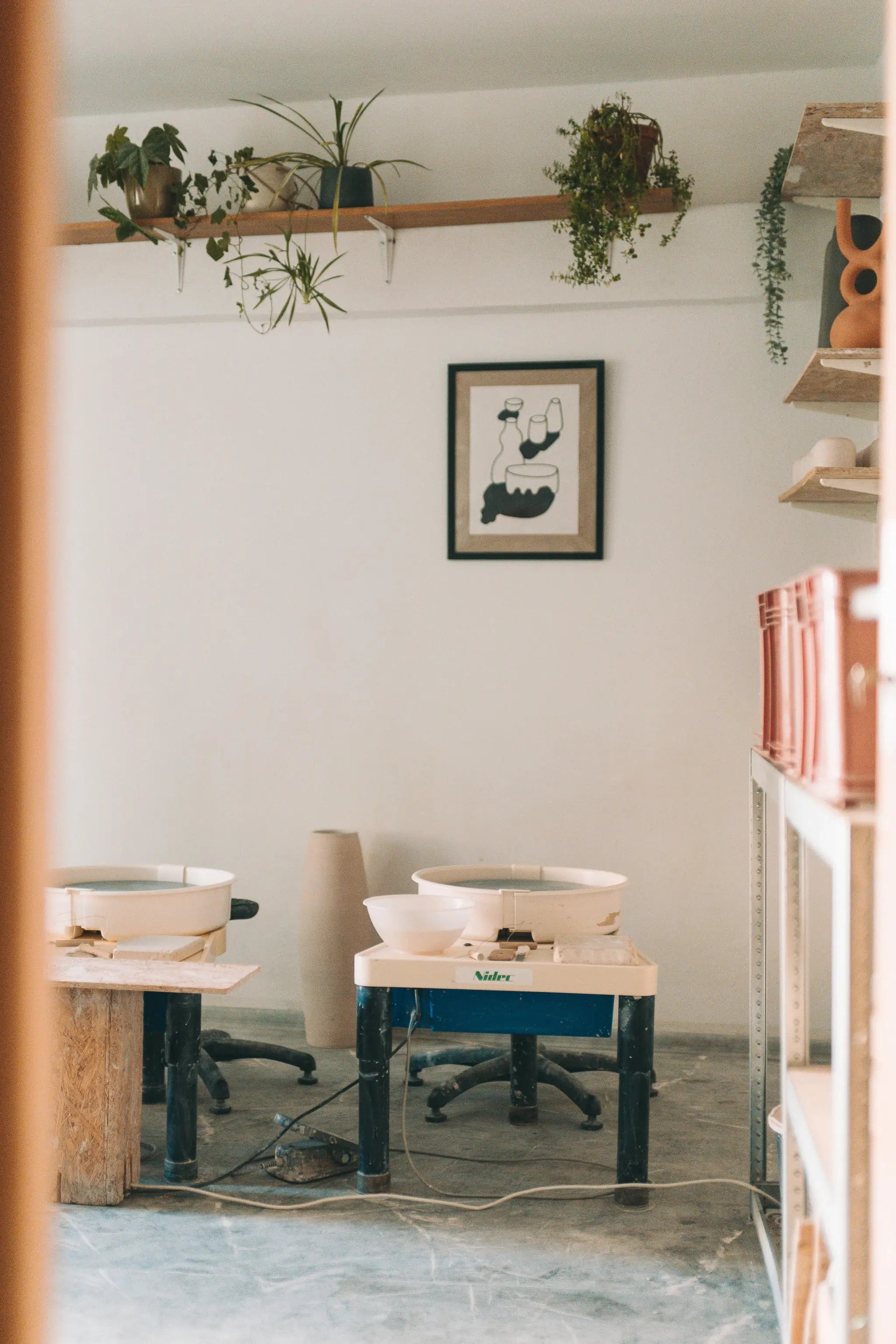 Zdjęcie wnętrza pracowni z kołem garncarskim