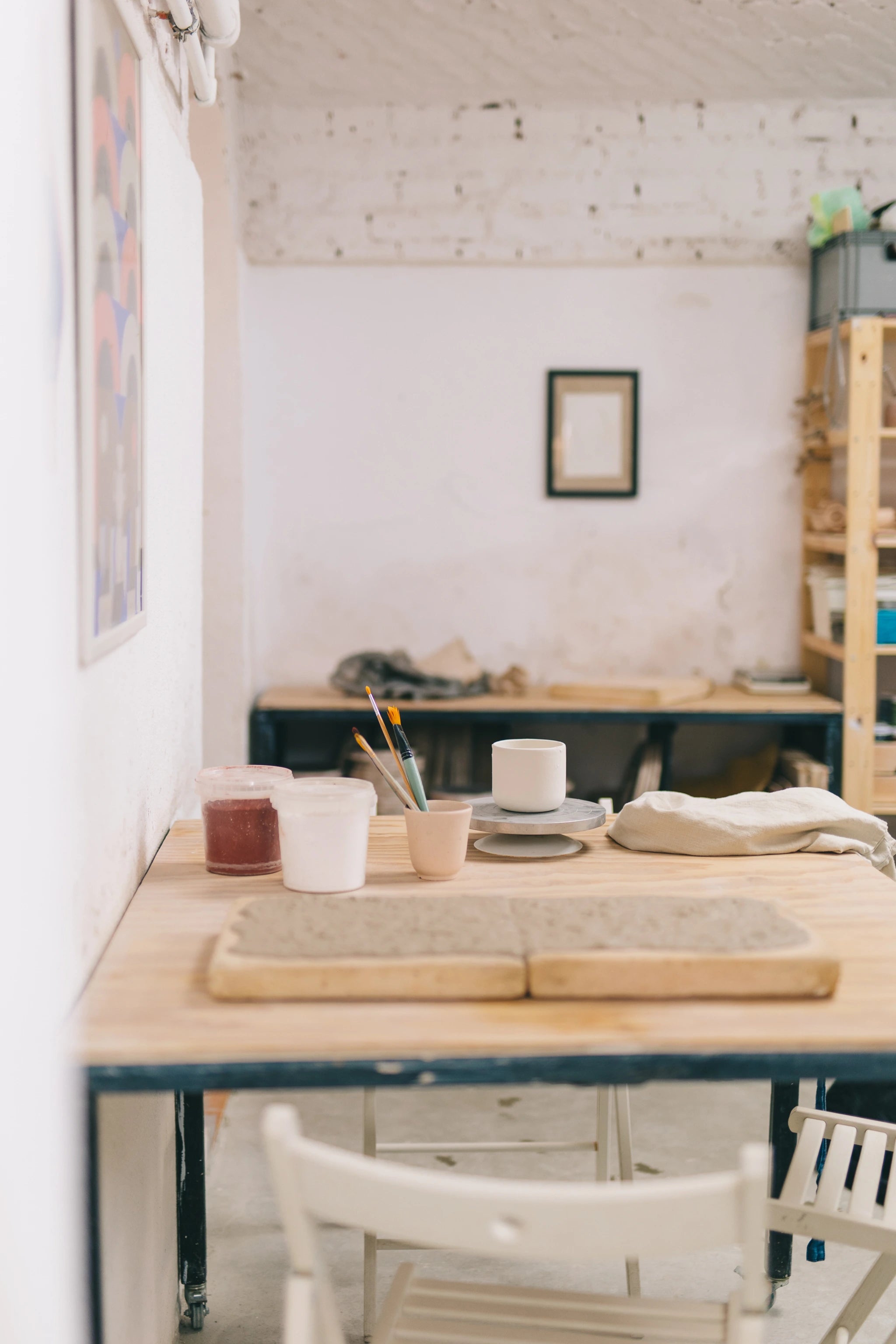 Wnętrze z dostępną przestrzenią do pracy