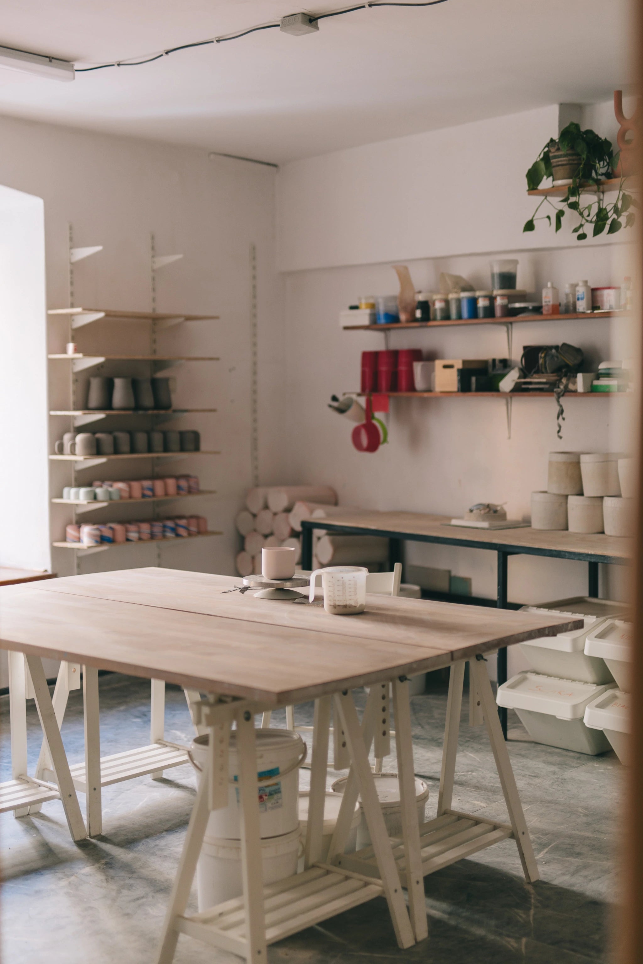 Wnętrze pracowni z miejscem do odlewania porcelany i przechowywania prac