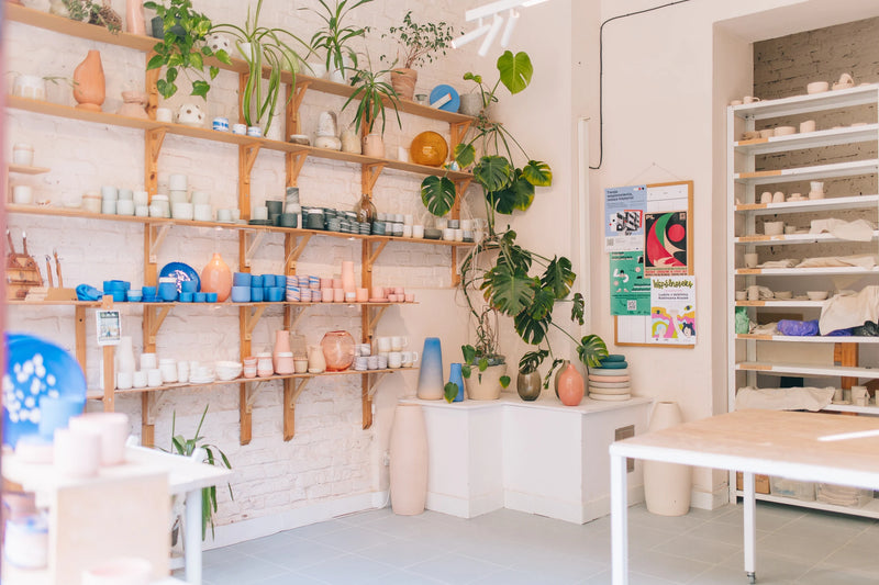 Wnętrze pracowni z wystawionymi gotowymi produktami do kupienia