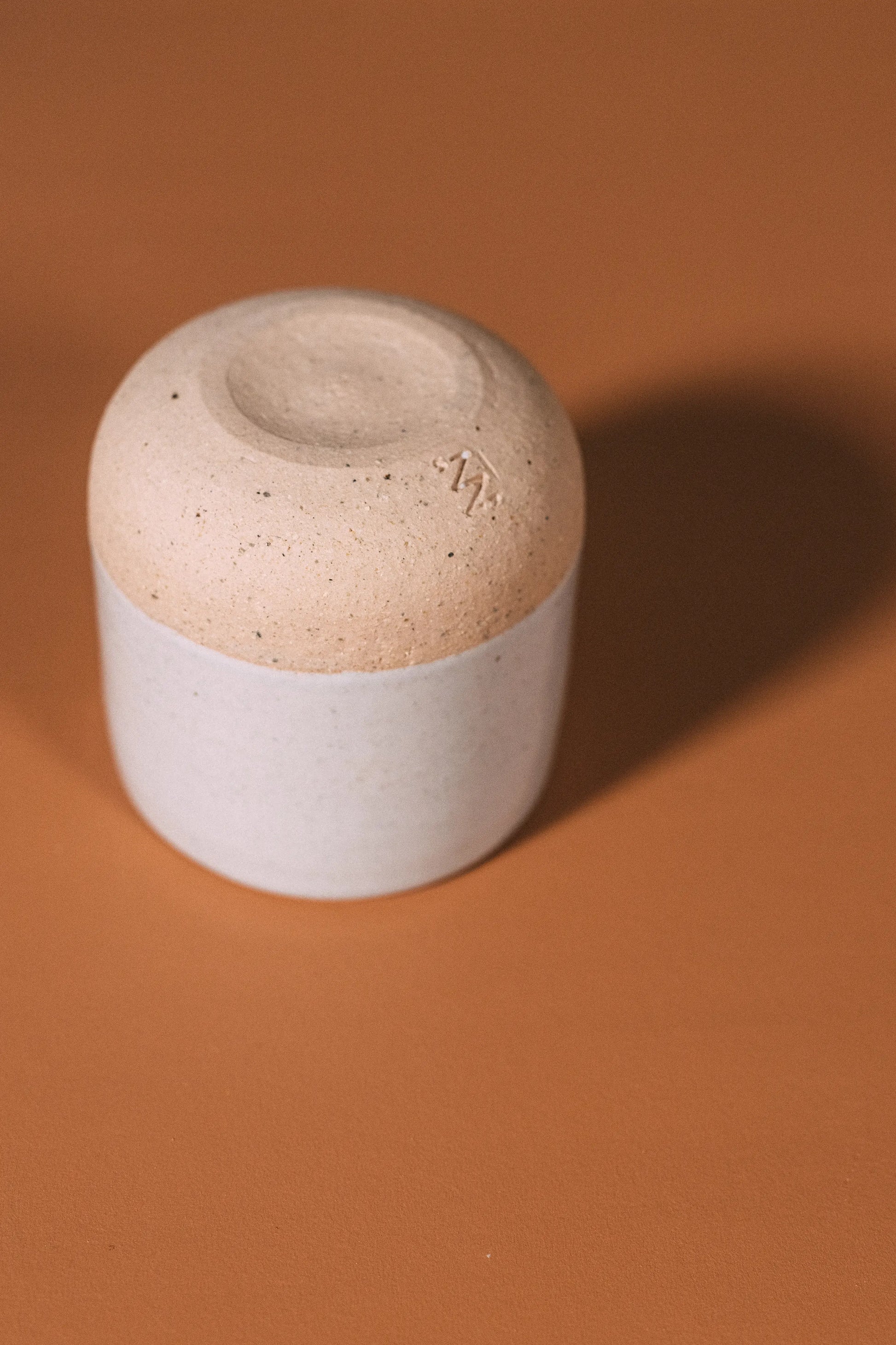 Czarka ceramiczna, beżowa z zestawu do kawy - widok z góry zewnętrznej części dna