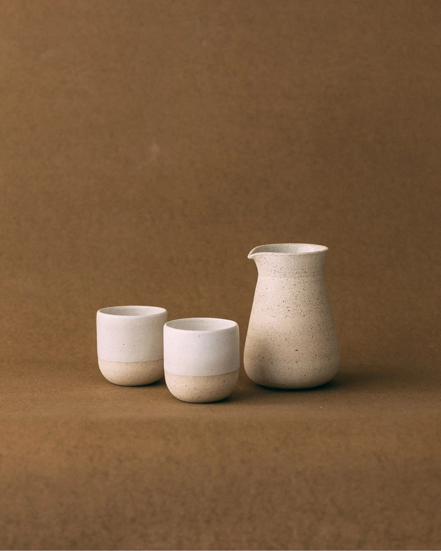 Zestaw kawowy ceramiczny w kolorze beżowym - aranżacja dwie czarki i serwer