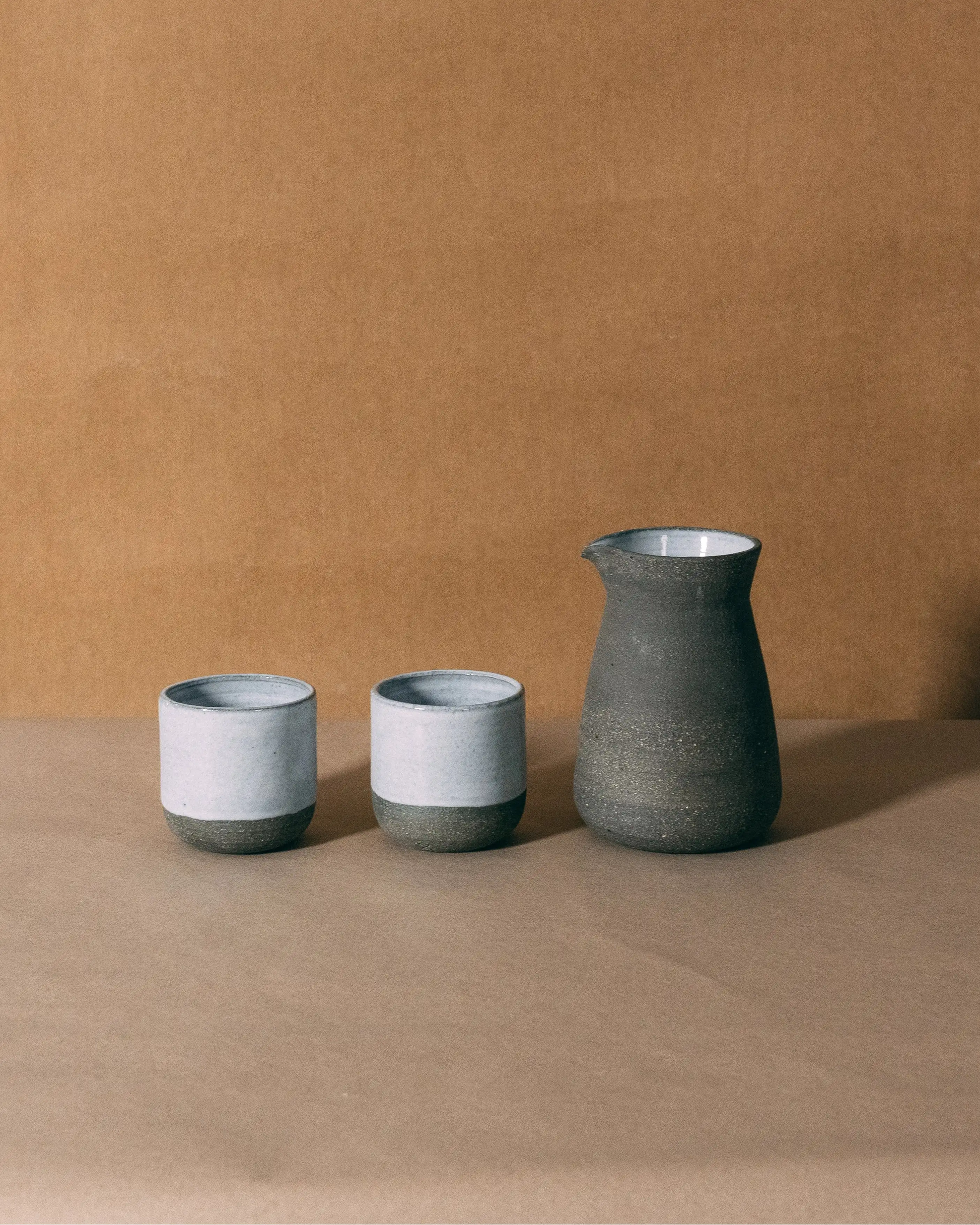 Zestaw kawowy ceramiczny w kolorze grafitowym - aranżacja dwie czarki i serwer